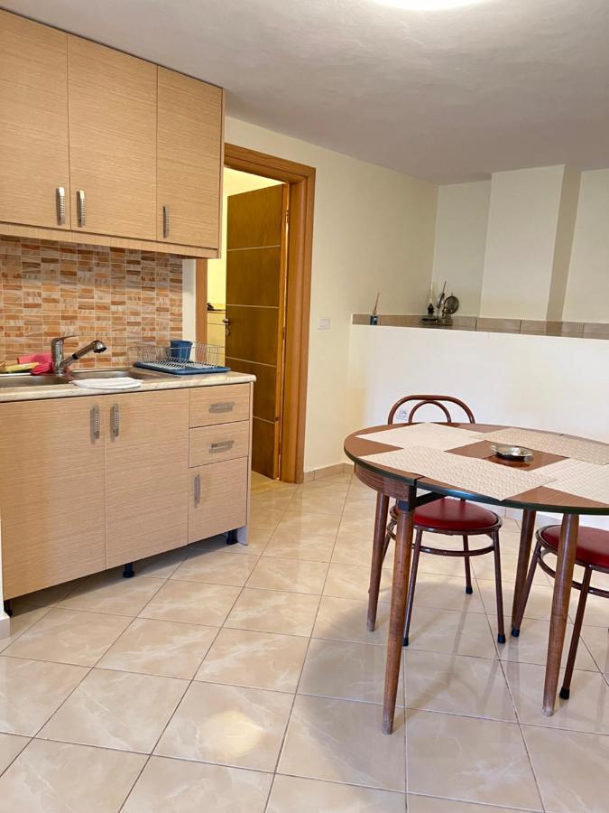 Lucas Apartments Himare Exterior photo